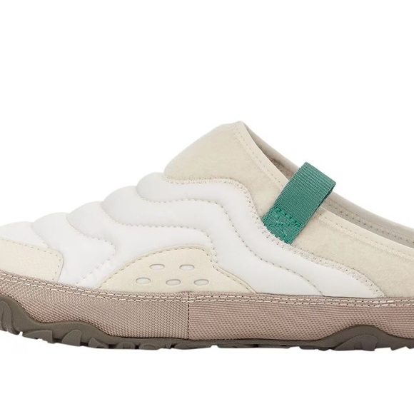 Teva ReEMBER Terrain Slipper W 10;M 8
New Indoor outdoor slipper shoe
In box - Picture 4 of 5